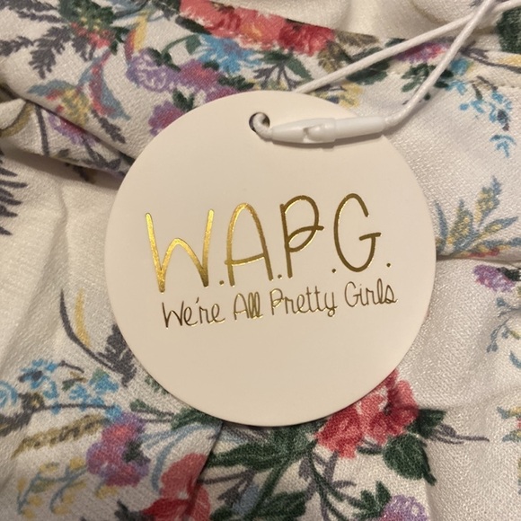 WOMEN’S We’re All Pretty Girls top. White with floral. Size M - Picture 7 of 7